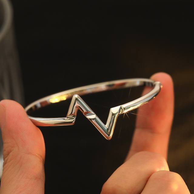 全新 Volt 系列金质珠宝，手镯尺寸17号。 由Francesca Amfitheatrof 亲自设计，展现特立独行的敏锐风格。标志性的品牌首字母 L 、 V