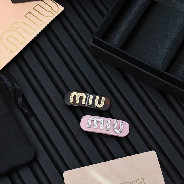 Miumiu 满钻字母发夹 极简字母设计与高级色彩的搭配精致贵气少女感一年四季都很百搭 一只