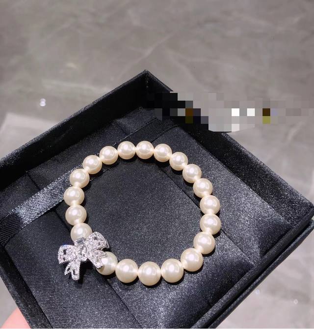 Miumiu蝴蝶结珍珠手链 永远懂女孩子心底的少女心和公主梦。 戴上它，甜美公主既视感， 贵气风也是妥妥的斩女 法式甜心，时髦浪漫温柔富家千金款， 高奢也带着些