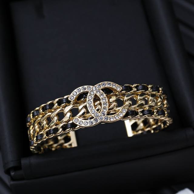 Chanel 羊皮手镯链条跟小羊皮的碰撞， 不要太美腻精致小物件必备 一年四季都可配戴 细节中提升衣品 提升质感 优雅气质 时髦精收藏款 日常通勤精致