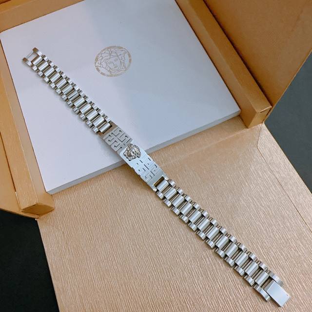 Versace 范思哲 杜美莎标志手链 帅气酷炫 同时透露着一丝不羁的自由气息 展现别样趣味魅力 做工精致钻镶嵌 绝对高逼格 等同正品