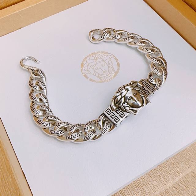 高品质范思哲手链美杜莎头像原单货专柜新款开模复古潮流时尚必备 男女均可佩戴 情侣款同款 摇滚朋克泰银风格 复古元素 潮流百搭 官网同款手链最新款链条档次更高明星