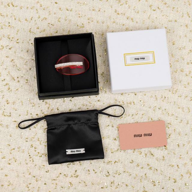 我们出品 Zp3250，量大咨询客Fu Miu Miu新款发夹 绝对会成为经典款的发夹一定要入的一款发夹，巨巨巨好看的，用了19颗T方水晶，黄铜材质，完美的做工