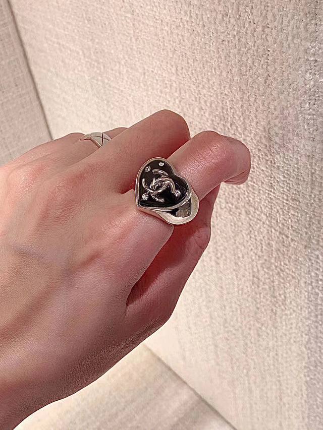 我们出品 Zp6760量大咨询客Fu Ch Nel 爱心双C戒指 超级无敌难抢，专柜全部抢空，火到炸裂，美到窒息，不买真心对不起自己非常有高级感的一款项链，全部
