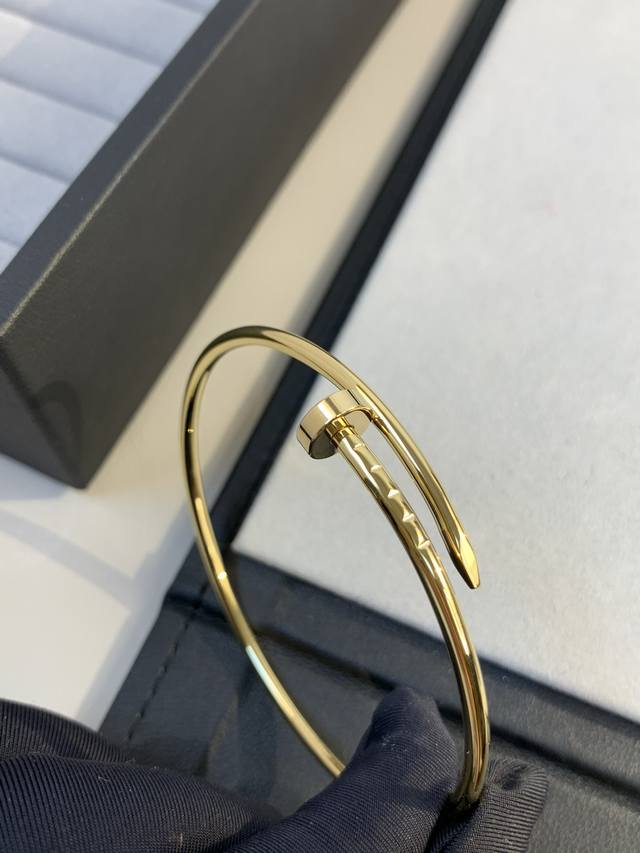 P价 无钻钉子细版钉子手镯 新款窄款钉子手镯 叠戴搭配分享，如果你喜欢休闲风就入手宽的，秀气的猪猪女孩，就叠戴个细的. 这个跟传统宽的钉子不一样，宽的是两边掰开