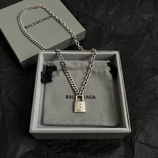 新款 巴黎世家 Balenciaga 项链 复古风 简单大方 大牌金质感饱满 ，搭配衣服超好看 ！