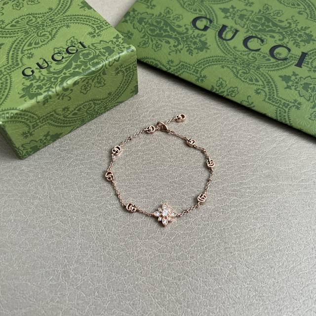 Gucci 手链，明亮式切割工艺使表面抛光非常靓丽360度绚丽夺目 方方面面都很到位整体设计简约。