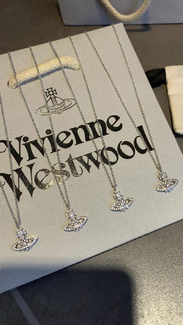 手链Vivienne Westwood西太后薇薇安英国时装设计师，时装的朋克之母！时尚潮流风格，品质强大，超美的设计！简约大气刺绣Logo精致这个款不用担心不好
