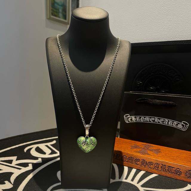 新款 专柜品质 Chrome Hearts克罗心经典复古项链 绿色心型吊坠 凹凸造型不同的花纹设计风格 呈现出与众不同 十字架 童军花是克罗心的志 所以更经久不