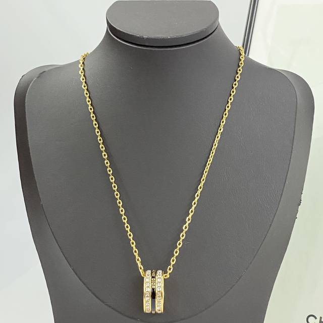 今日新款 编码N1084 Dior项链热销款火爆上新 Dior Code系系列项链 纤细链条采用金色饰面金属精心制作，突显边缘饰以白色仿水晶的戒环，其上的黑色珐