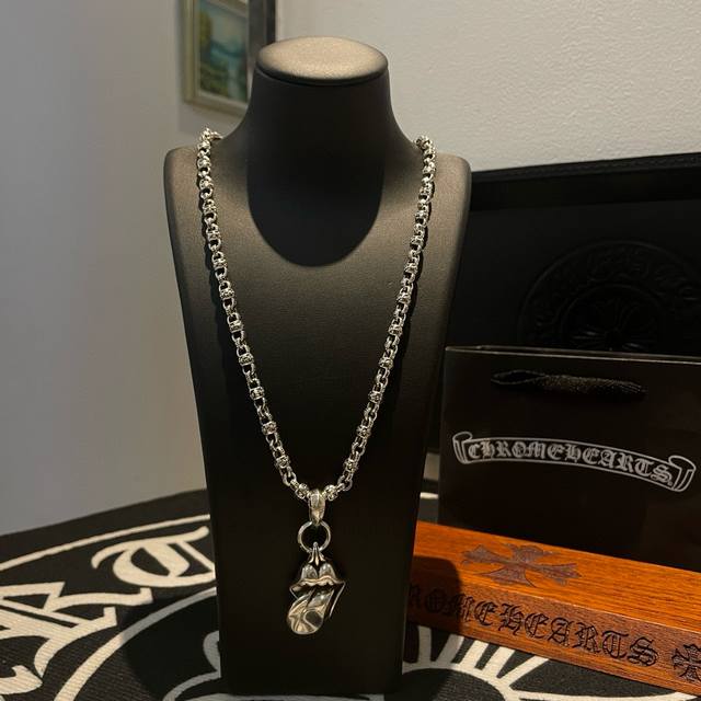 抖音 快手 Ins 小红书 直播热门 ，新款 专柜品质 Chrome Hearts克罗心十字花球项链 ，大舌头吊坠，凹凸造型不同的花纹设计风格 呈现出与众不同