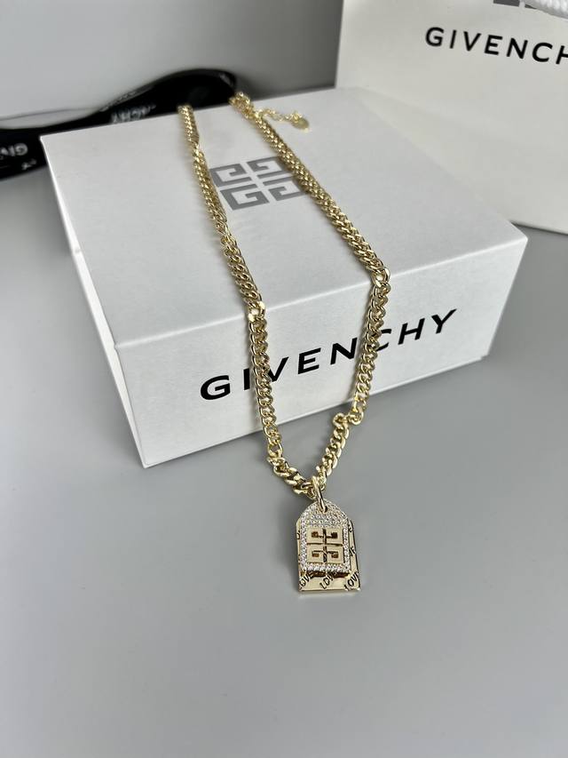 Givenchy 纪梵希 双牌 Love 项链，简单好搭又夺目，黄铜材质，中性风，男生女生都可驾驭