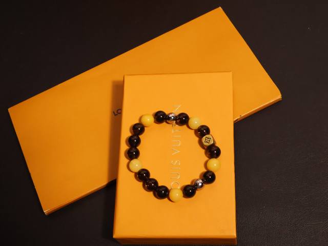 Lv珠子手链专柜工艺完美平替！Lv路易威登同源设计，融合多元素玛瑙与泰银，权志龙同款手链，复古做旧质感拉满。正品1:1开模，纯手工雕琢每一处细节，官网潮流一键复