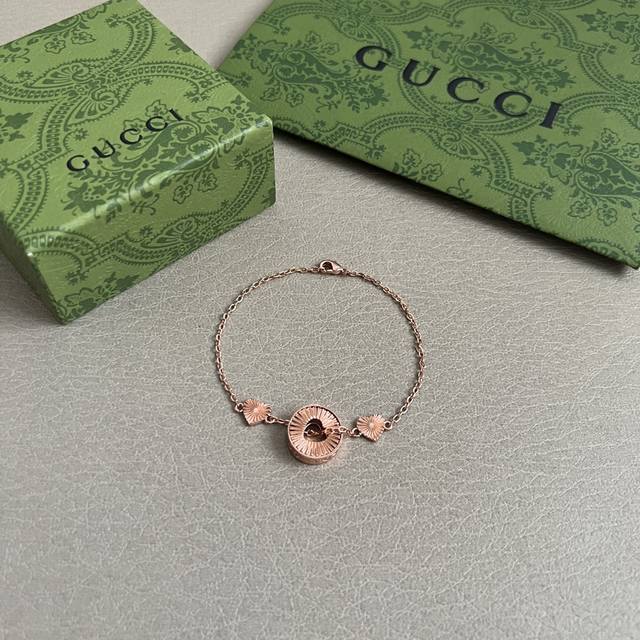 Gucci 手链，明亮式切割工艺使表面抛光非常靓丽360度绚丽夺目 方方面面都很到位整体设计简约。 长度：20厘米