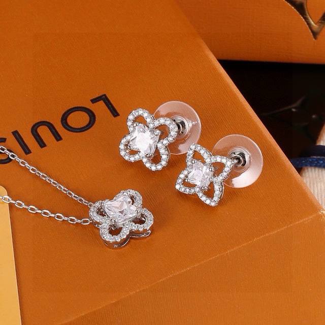 Lv项链耳钉套装 Diamond Blossom系列 闪耀的光芒让你在这个夏天 显得更与众不同本产品采用珠宝工艺白贝母高端定制 项链 耳钉