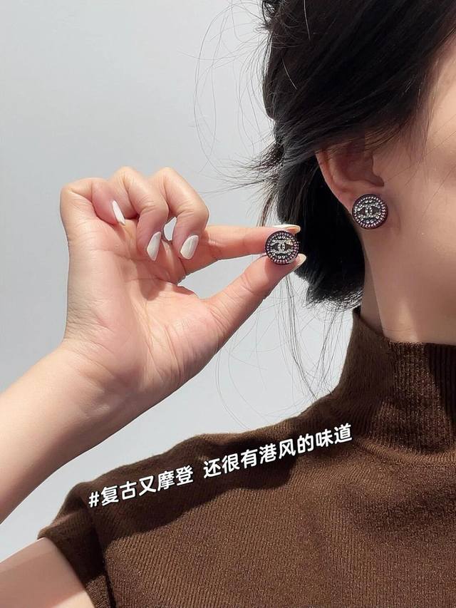 我们出品 Zpp7280，量大咨询客Fu 必入爆款！ Ch Nel圆形彩钻树脂双C耳钉 25S早春最新款绝美系列！看似简单，实际非常重工，报废了3P货，我们一致