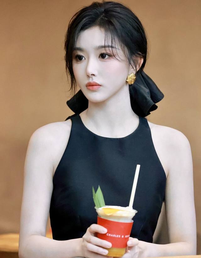 我们出品 孔雪儿同款，量大咨询客Fu 香蝴蝶结耳夹 中古款！非常推荐！“流行稍纵即逝，风格永存”这就是Vintage的魅力！可遇而不可求这句话用在Ch Nel