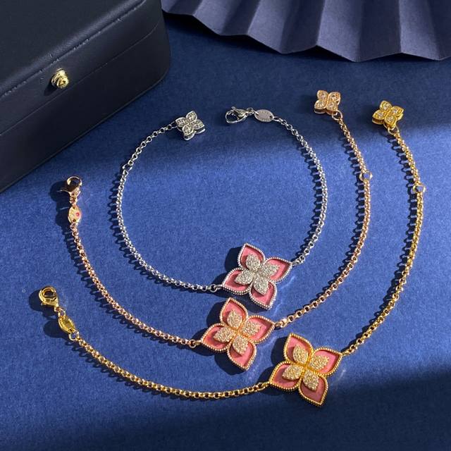 Rc80 Roberto Coin珂瑛 镶钻四瓣花 贝母粉玉髓四叶花 手链 黄铜材料电镀18K金白金玫瑰金 重约4.8G 尺寸:主花2.2×2.2×033 含凸