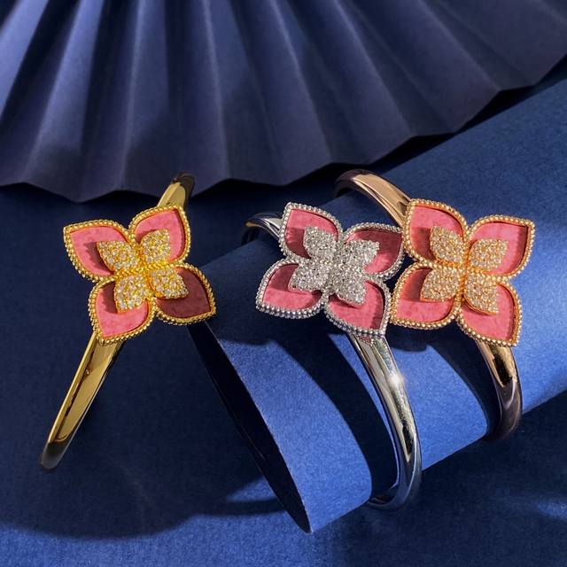 Rc80 Roberto Coin珂瑛 镶钻四瓣花 贝壳粉玉髓四叶花C形开口手镯 黄铜材料电镀18K黄金白金玫瑰金 Roberto Coin意大利珠宝商 罗伯特