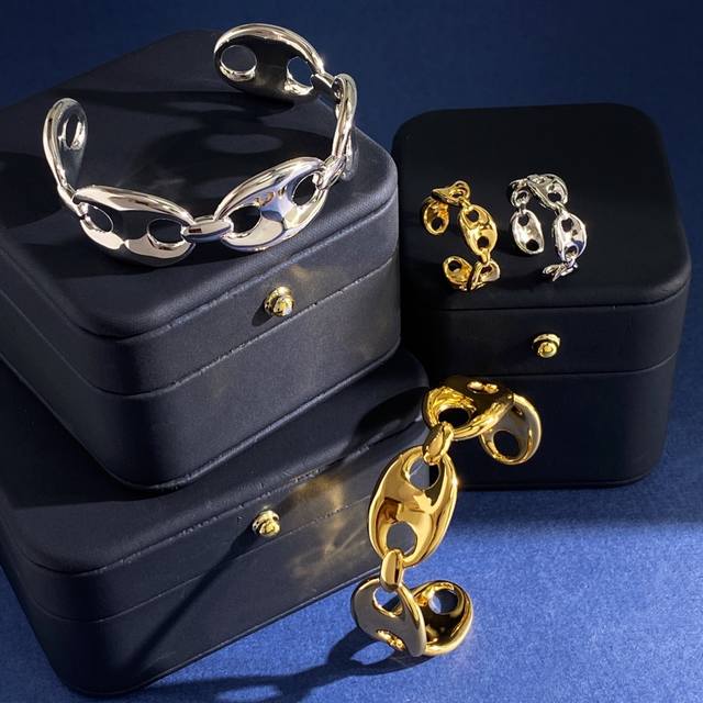 Gq80 古驰Gucci爱马仕风格高级感时尚百搭金属光面多个猪鼻子宽面开口手镯 黄铜材质电镀18K金 2个颜色：黄金色 白金色 面宽约1.6Cm 重约23.4G