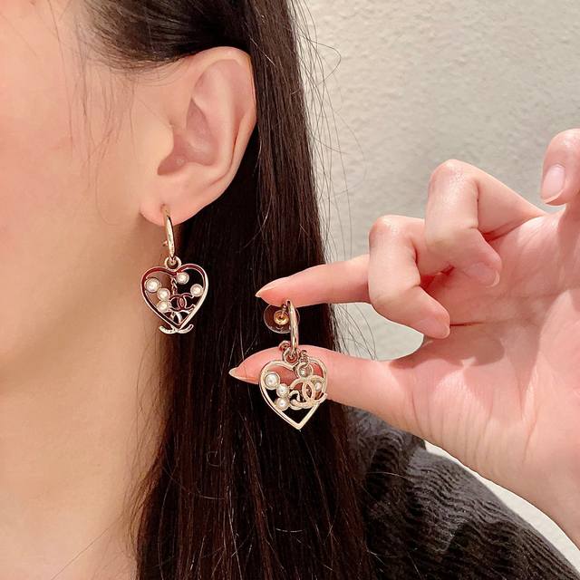 香奈儿爱心双C耳钉
