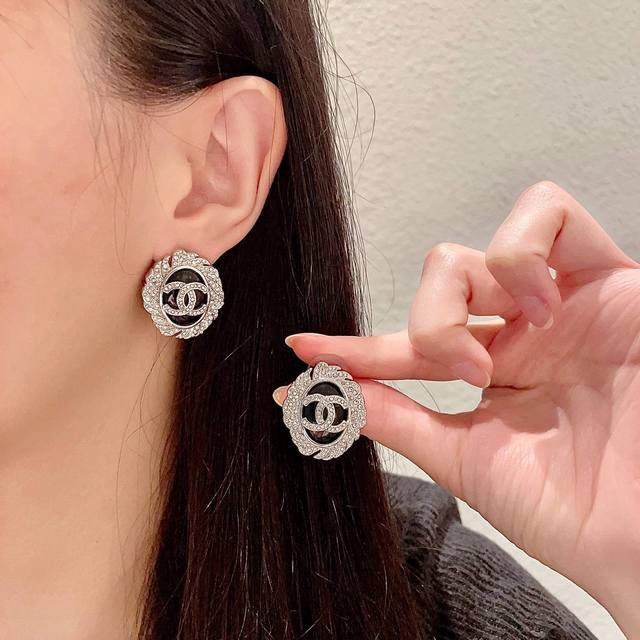 香奈儿双C镶钻 耳钉