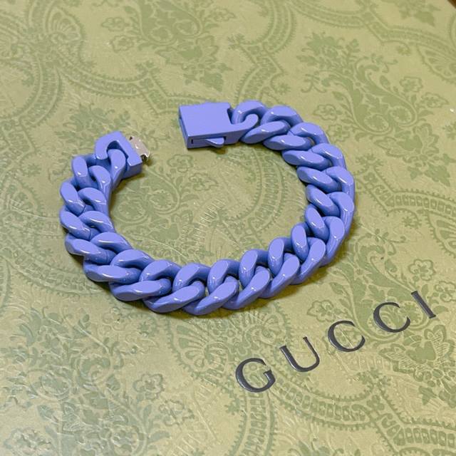 最新出炉 Gucci古驰手链最新款的经典款 精致无论款式 质感 都是绝对的顶尖Feel 只要看一眼就懂了 原版Logo 超 Nice 搭配衣服最佳的选择，男女同
