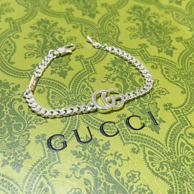 最新出炉手链 独家高品质 Gucci古驰手链最新款的经典款 精致无论款式 质感 都是绝对的顶尖Feel 只要看一眼就懂了 超 Nice 搭配衣服最佳的选择，男女