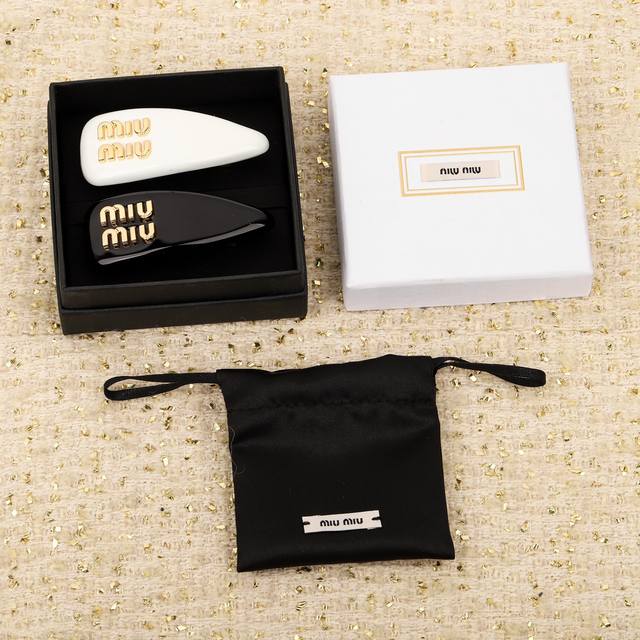 我们出品 Zp3380，量大咨询客Fu Miu Miu发夹 绝对会成为经典款的发夹一定要入的一款发夹，巨巨巨好看的，全部都是手工制作黄铜材质，完美的做工媲美Zp