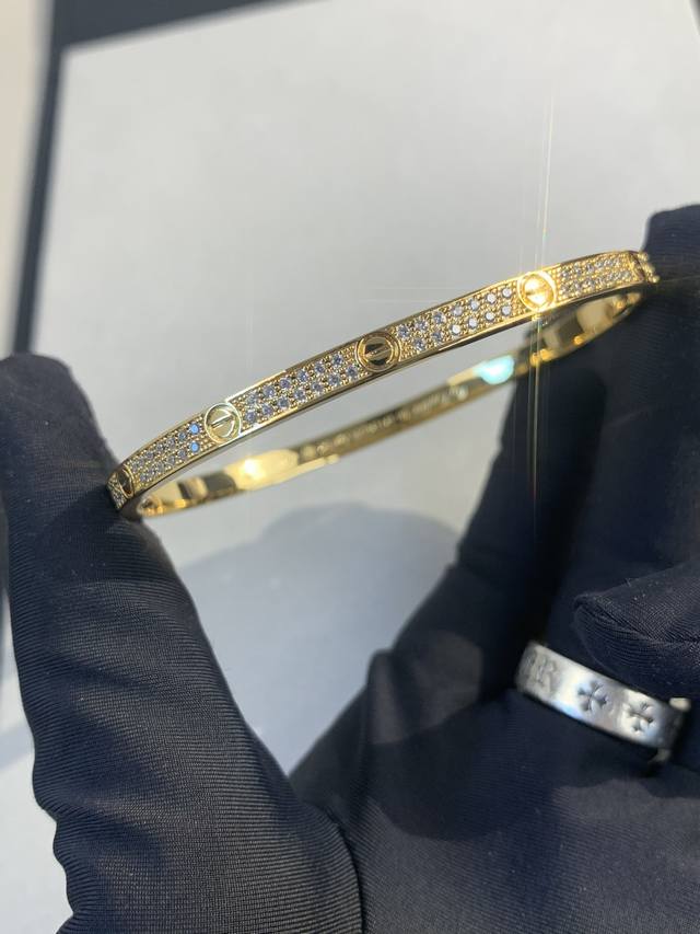P价 经典窄式满天星Love手镯，蜡镶钻的效果正常外观没有多大区别，镶钻工艺为蜡镶钻 通过镶嵌在树脂蜡模上，一次性浇筑而成，比起手镶钻简单快捷，出货成品快，缺点