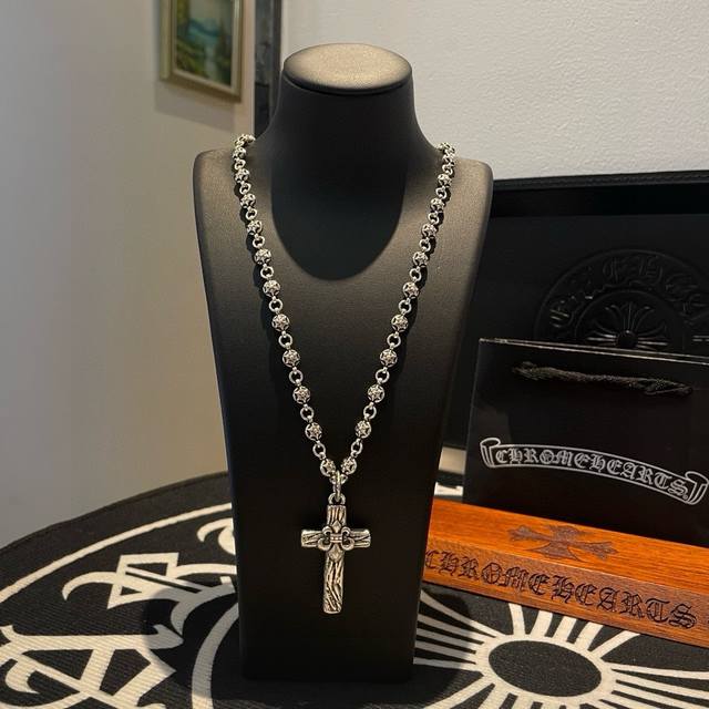 新款 专柜品质 Chrome Hearts克罗心 经典复古多元素六星芒项链，童军花十字架吊坠 凹凸造型不同的花纹设计风格 呈现出与众不同 十字架 童军花是克罗心