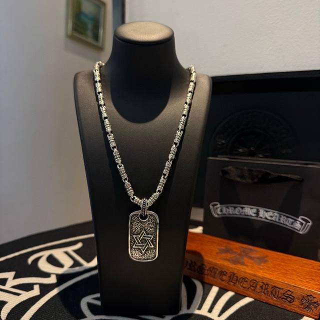 新款 专柜品质 Chrome Hearts克罗心 经典复古十字架项链 十字架方牌吊坠 凹凸造型不同的花纹设计风格 呈现出与众不同 十字架 童军花是克罗心的志 所