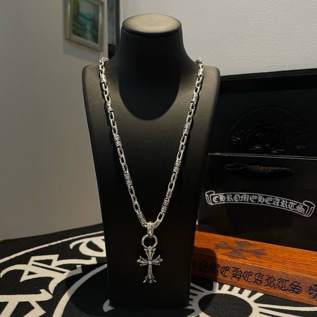 抖音 快手 Ins 小红书 直播热门 ，新款 专柜品质 Chrome Hearts克罗心十字架项链 ，满钻十字架吊坠，凹凸造型不同的花纹设计风格 呈现出与众不同