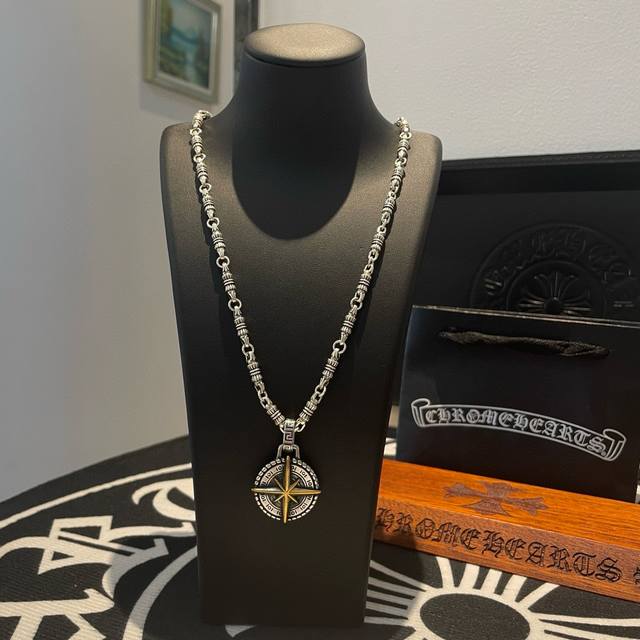 新款 专柜品质 Chrome Hearts克罗心 经典复古项链 ，圆牌吊坠，凹凸造型不同的花纹设计风格 呈现出与众不同 十字架 童军花是克罗心的志 所以更经久不