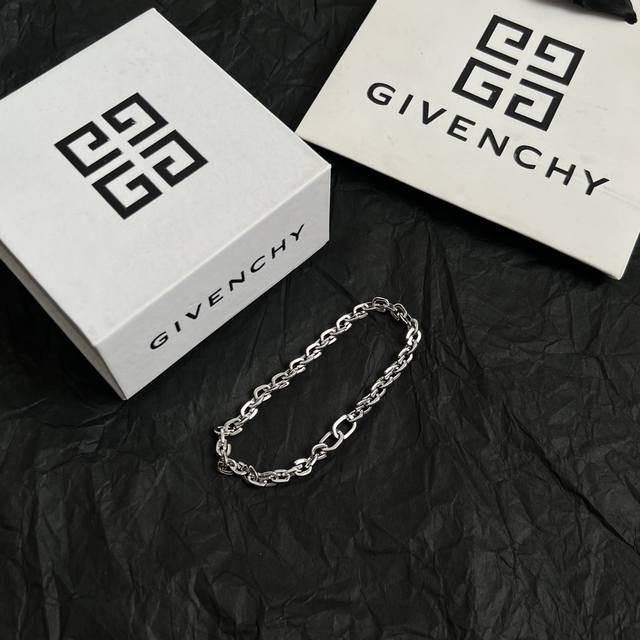 Givenchy 纪梵希 手链，高端品质专柜同材质，独家实拍，采用金属材质手工组装出 G 形链环，呈现粗犷，现代又中性的风格，时髦单品，日常刷街搭配拍照都 做工