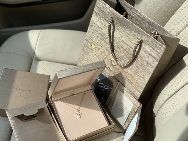 认准我们出品！ 其实本人一直找条十字架项链 看了好多品牌 发现其他家的款式真的太普通了 总觉差那么一些美感 中规中矩的 有点烂大街的意 衬托不出本宝宝与众不同的