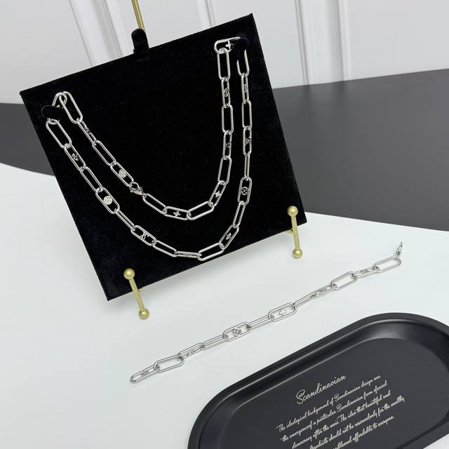 Sleek Monogram 项链 M02488 Sleekmonogram 项链以抛光精钢塑就考究链环，其间穿插匠心雕琢的小号 Monogram 标识和 Lv
