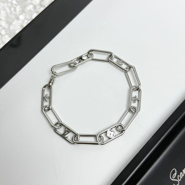 Sleek Monogram 手链 M1358L Sleekmonogram 手链淬炼抛光925银，为优雅链环点缀匠心雕琢的小号 Monogram 标识和 Lv