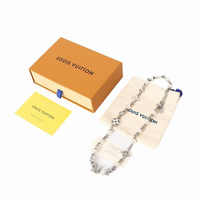 Louis Vuitton 白珍珠拼银花卉-徽标设计-项链-男款-银色-Lv Pearls 项链-编号：M02448-官网在售价 30,150人民币，Lv Pe