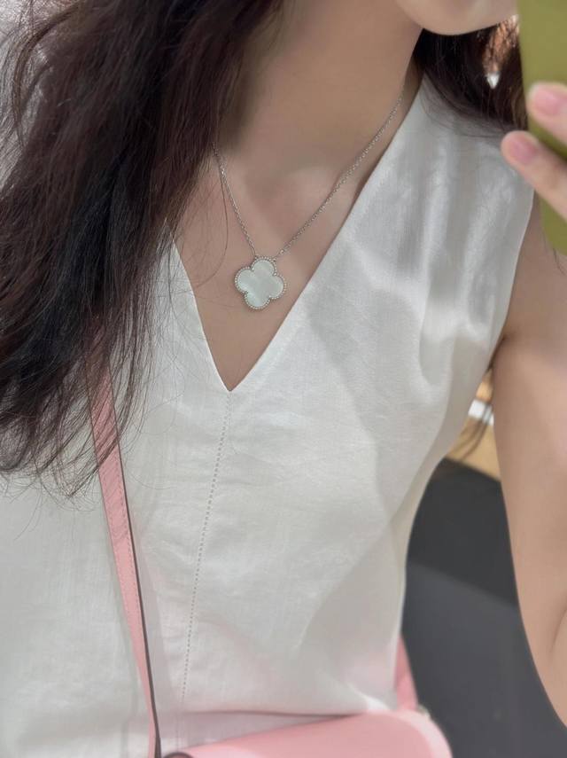 V金材质Vca大号单花四叶草项链