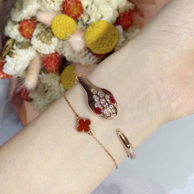 宝格丽红眼光面蛇手镯。时尚高级精品 Bvlgari 火爆进口工艺 内圈完美镂空、网底 真金电镀、形态栩栩如生 手镯 原版复刻Logo