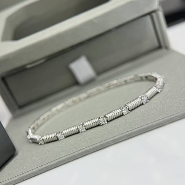 A4390 猛吹的Ins风～又飒又酷的金属+钻石组合 弹簧 单钻 手链 年轻时尚又兼具着珠宝感。这种风格从国外吹向国内，在真金真钻定制的圈子里爆火了起来相信不少