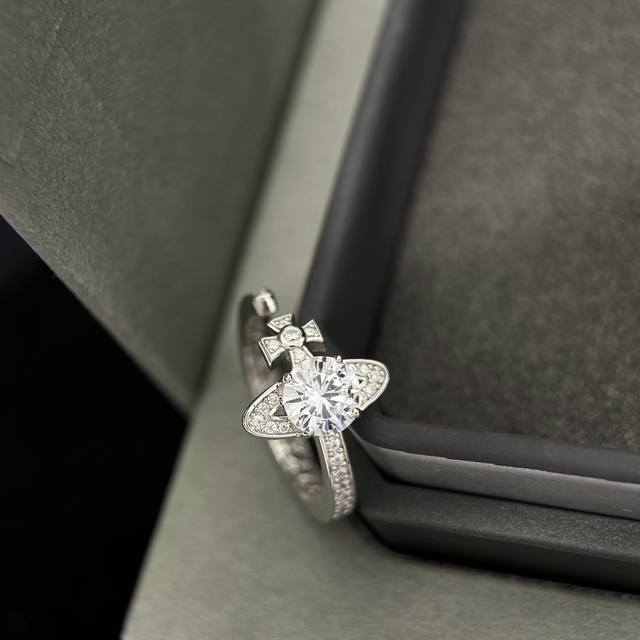 Sy003 火爆 大牌 西太后Vivienne土星 开口戒指 女人必备单品List里，怎么少得了精致的首饰？首饰是整体搭配效果的重点，是提升品味的好物件。打造专