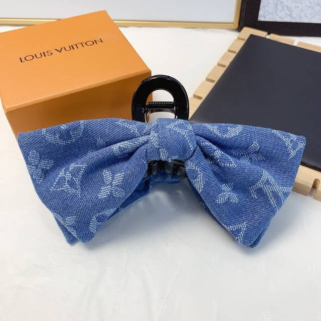 Lv路易威登 驴牌抓夹 老花牛仔布抓夹 气质百搭 日常精致小单品 小仙女必入单品 宝藏款 闭眼入推荐款 单个 配发箍盒