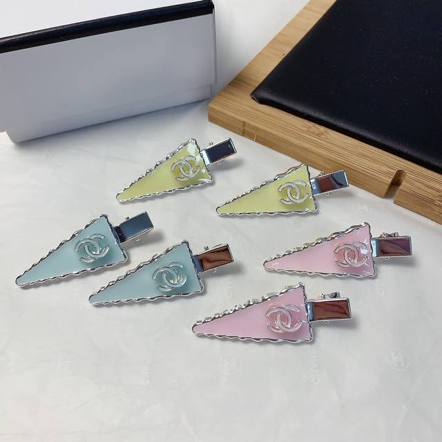 Chanel小香 Chanel发夹 糖果色三角夹边夹刘海夹压夹日常精致小单品 气质百搭小仙女必入单品 宝藏款 闭眼入推荐款 一对