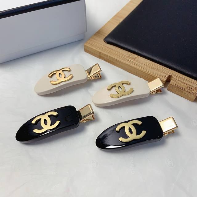 Chanel小香 Chanel发夹 亚克力钛钢Logo边夹刘海夹压夹日常精致小单品 气质百搭小仙女必入单品 宝藏款 闭眼入推荐款 一对