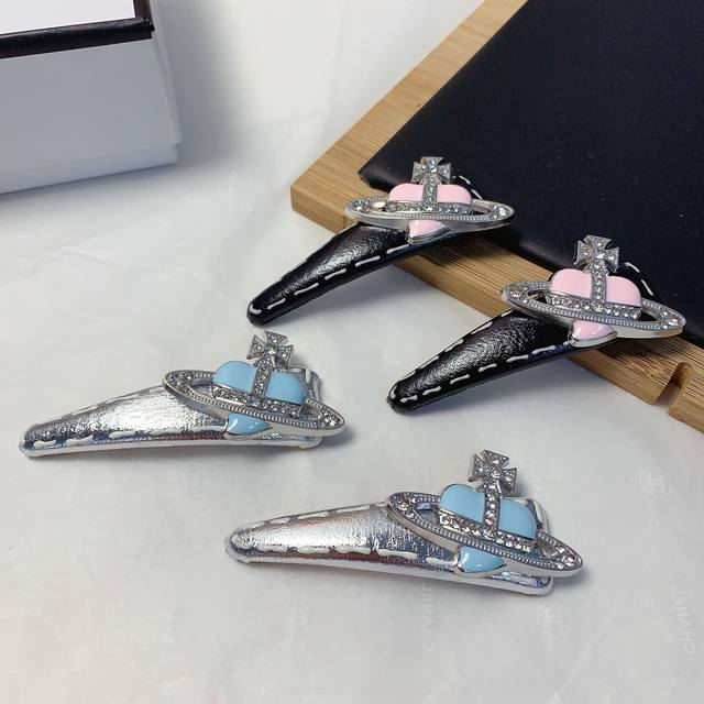 西太后压夹 土星糖果色滴油Logo压夹Bb夹边夹刘海夹日常精致小单品 气质百搭小仙女必入单品 宝藏款 闭眼入推荐款 一对