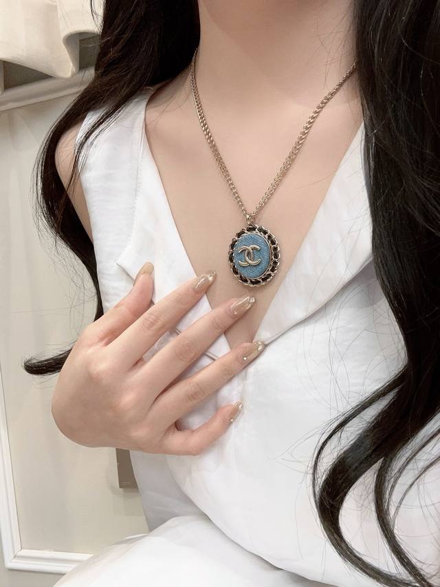 250118 我们出品 Zp10140！量大咨询客Fu 香 皮穿牛仔椭圆形项链 25春夏最新款绝美系列！老规矩先买先得浅金搭配蓝色牛仔，布面纹路质感超赞时尚达人