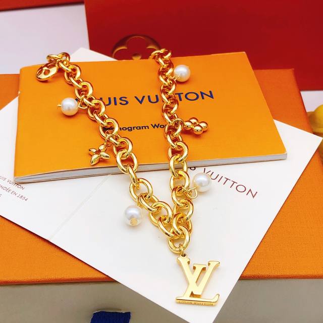 编号Lxl0223 Lv*最新款珍珠项链 一致Zp黄铜材质