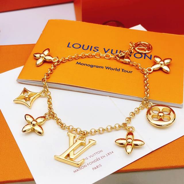 编号Lsl0197 Lv*最新款光面手链 一致Zp黄铜材质